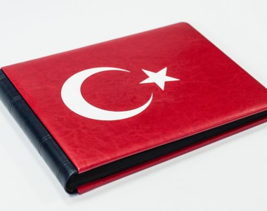 Album tradycyjny z flagą Turcji